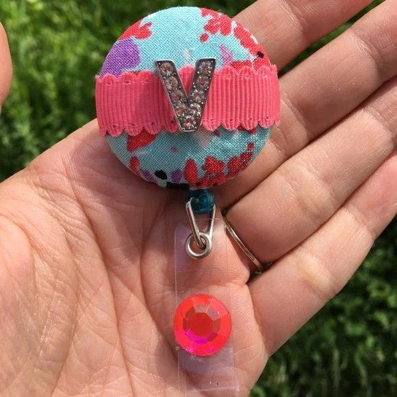 🎁BOGO FREE SALE🎁 V INITIAL BADGE HOLDER - Picture 1 of 1